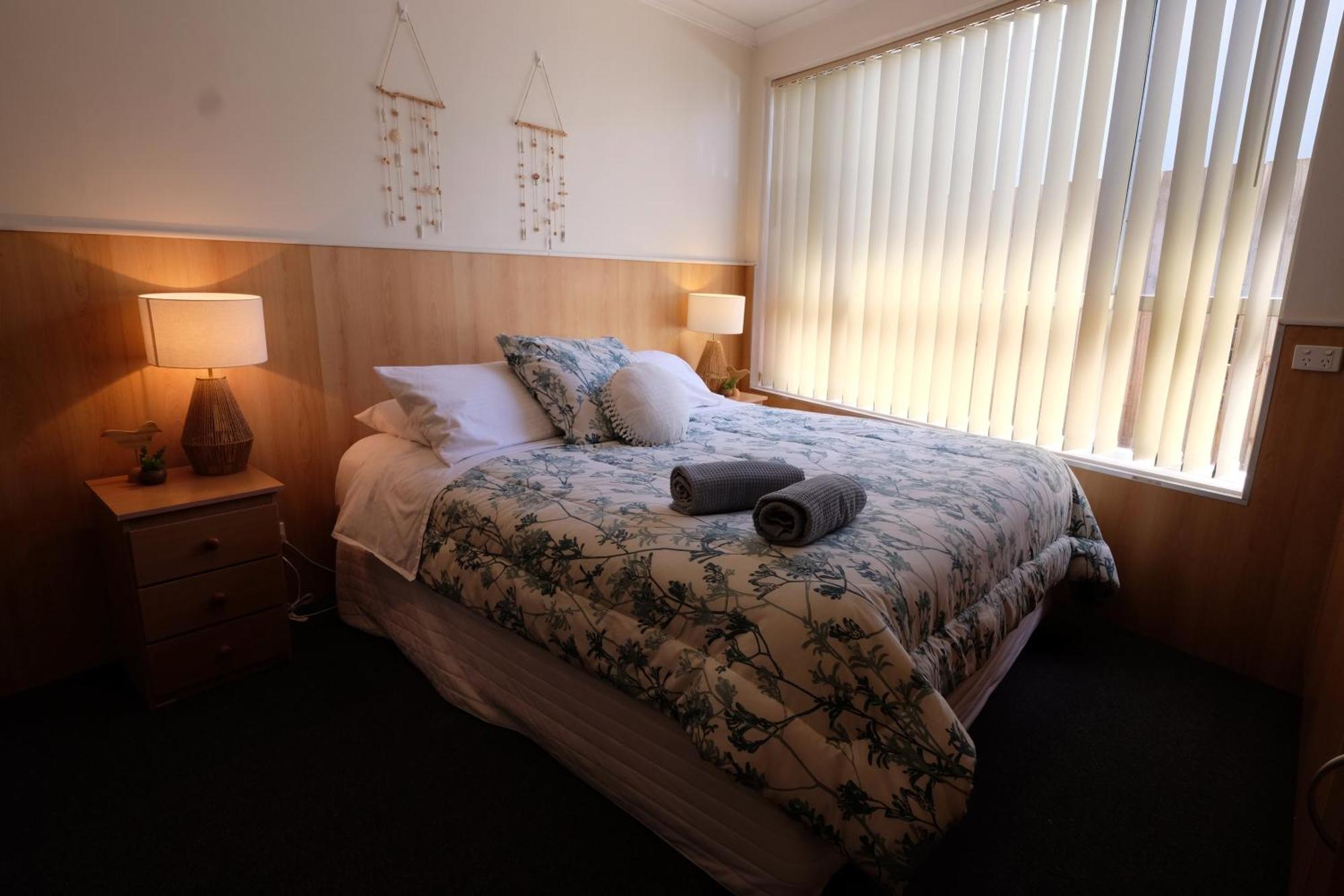 Bamboo Motor Inn Лейкс Ентранс Екстериор снимка