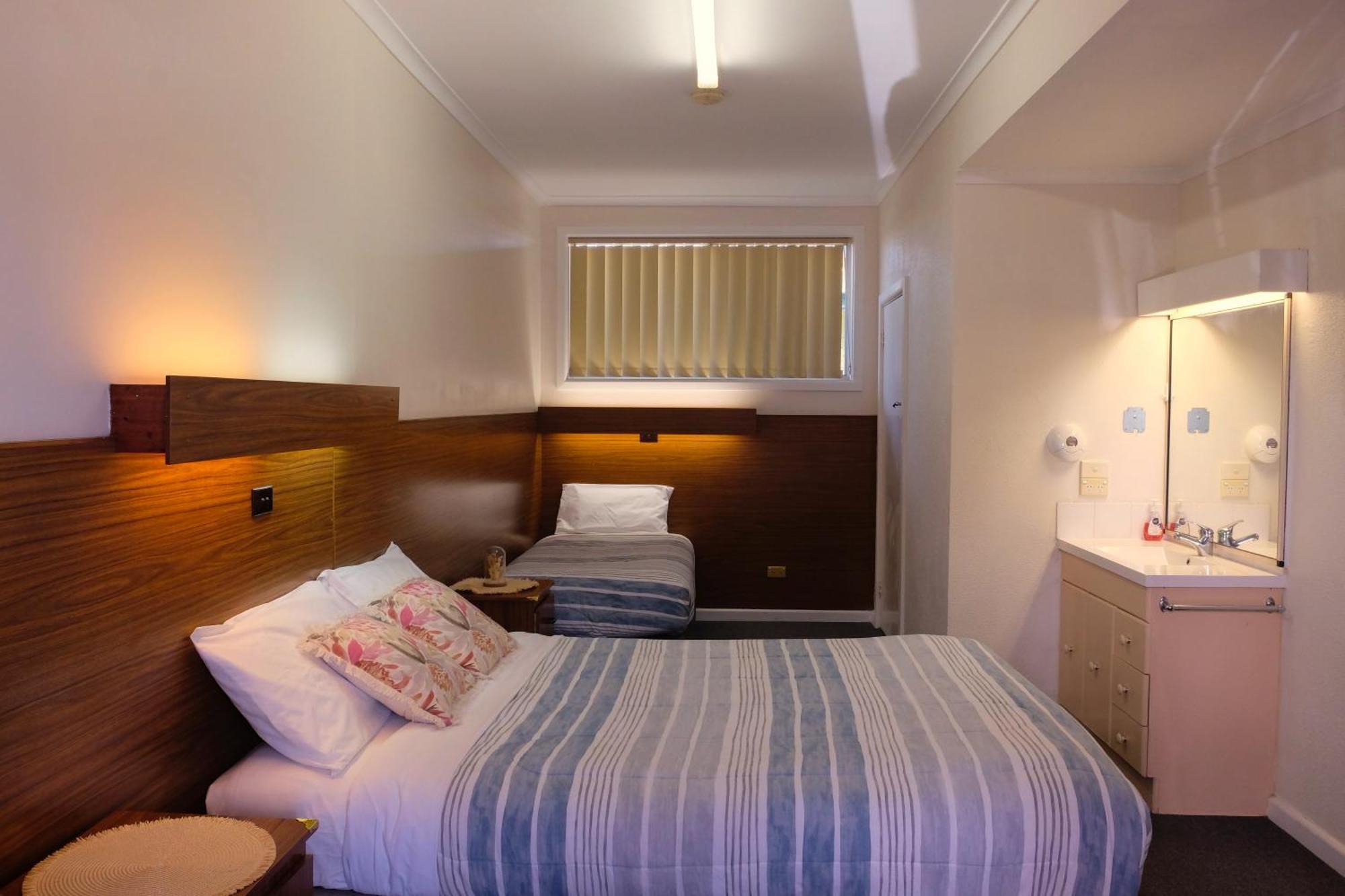 Bamboo Motor Inn Лейкс Ентранс Екстериор снимка