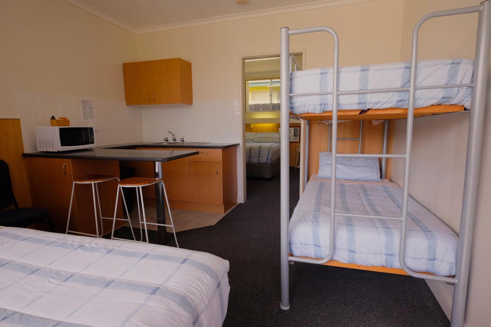 Bamboo Motor Inn Лейкс Ентранс Екстериор снимка
