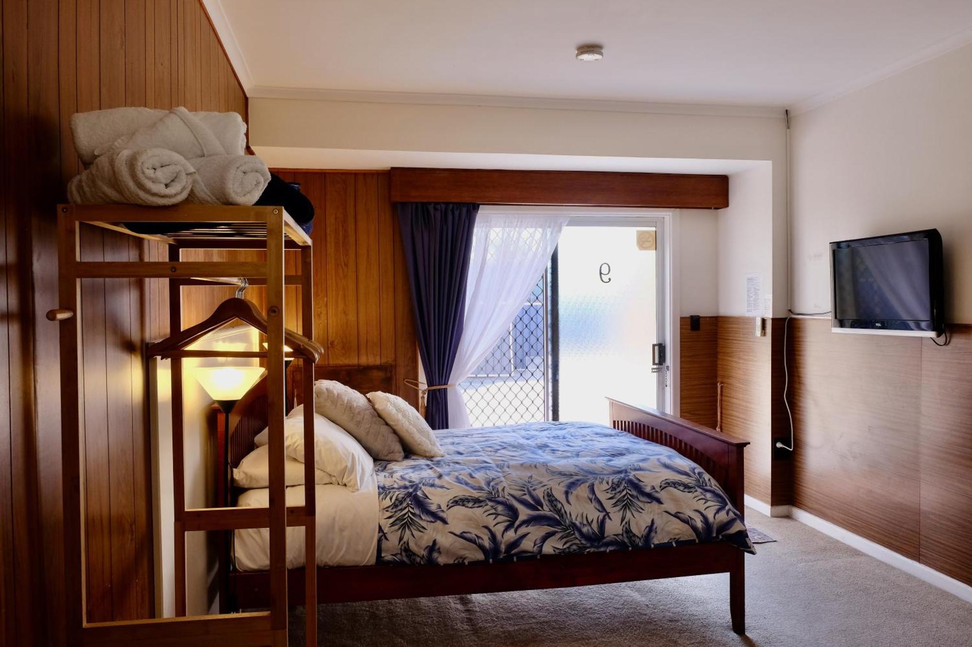 Bamboo Motor Inn Лейкс Ентранс Екстериор снимка