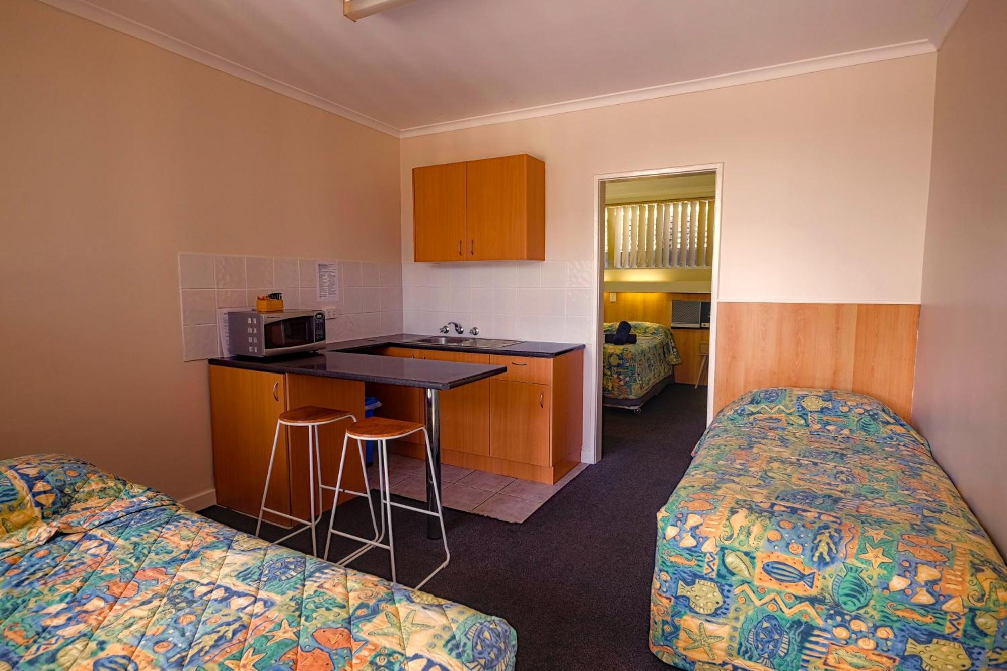 Bamboo Motor Inn Лейкс Ентранс Екстериор снимка