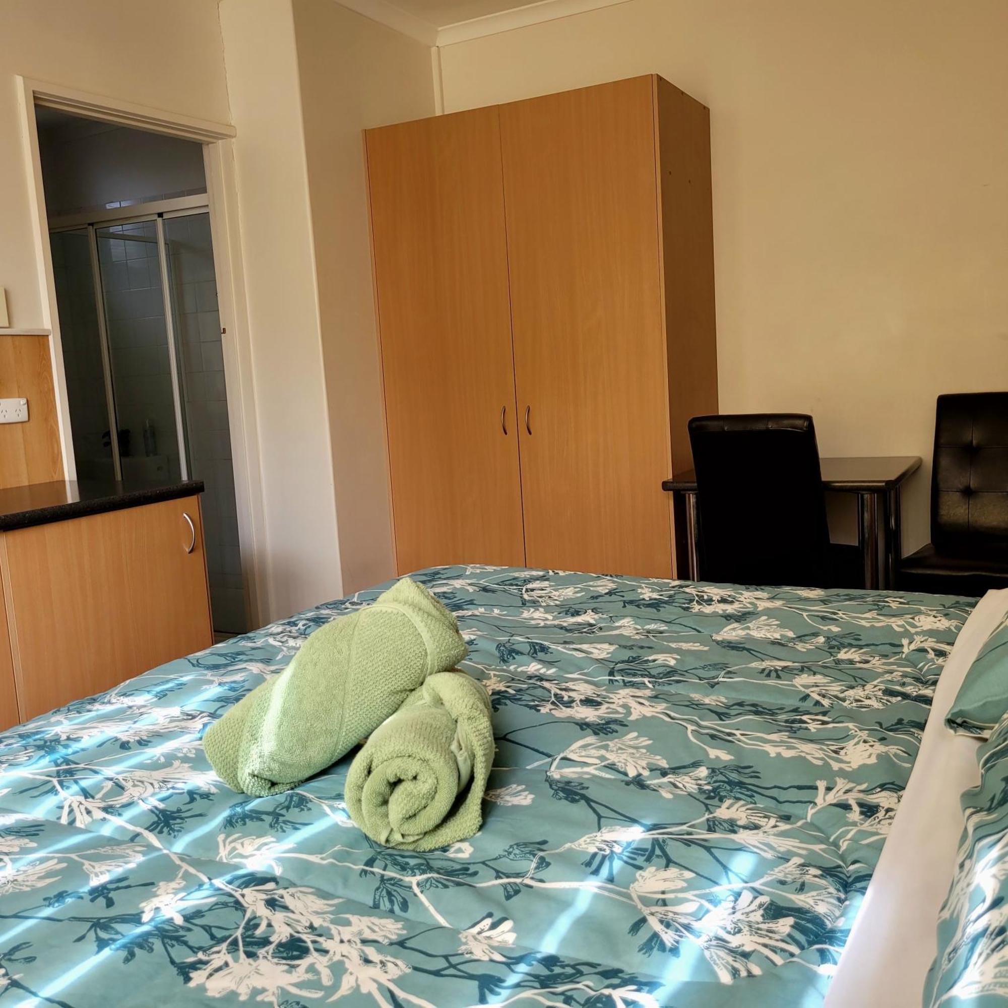 Bamboo Motor Inn Лейкс Ентранс Екстериор снимка