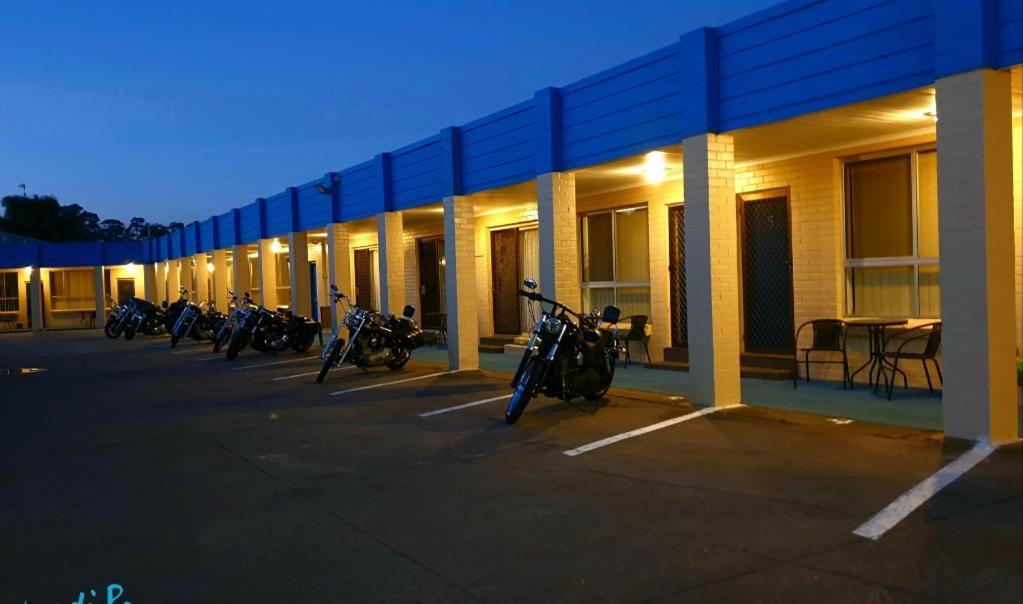 Bamboo Motor Inn Лейкс Ентранс Екстериор снимка