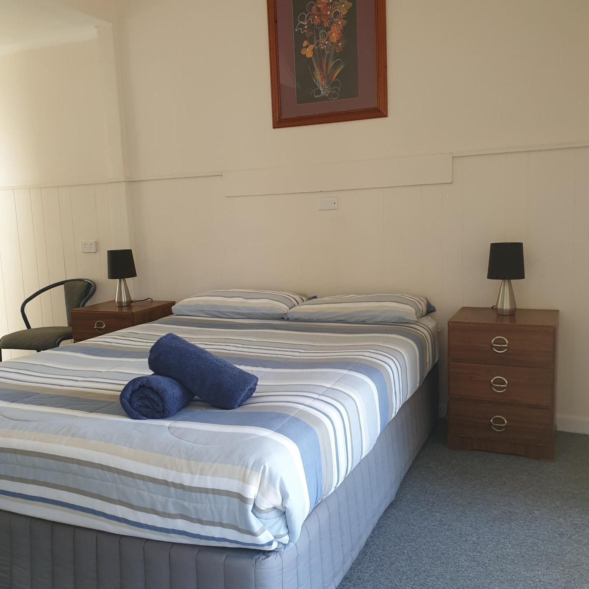 Bamboo Motor Inn Лейкс Ентранс Екстериор снимка