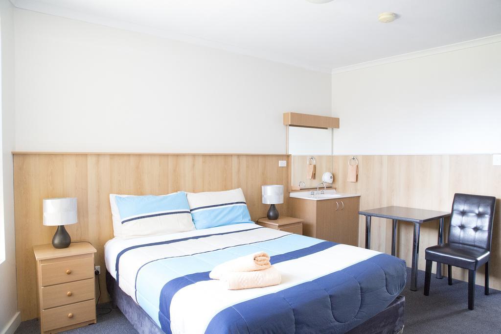 Bamboo Motor Inn Лейкс Ентранс Екстериор снимка
