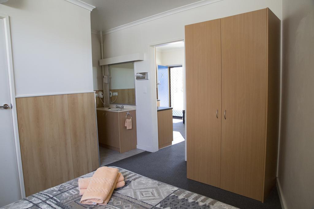 Bamboo Motor Inn Лейкс Ентранс Екстериор снимка