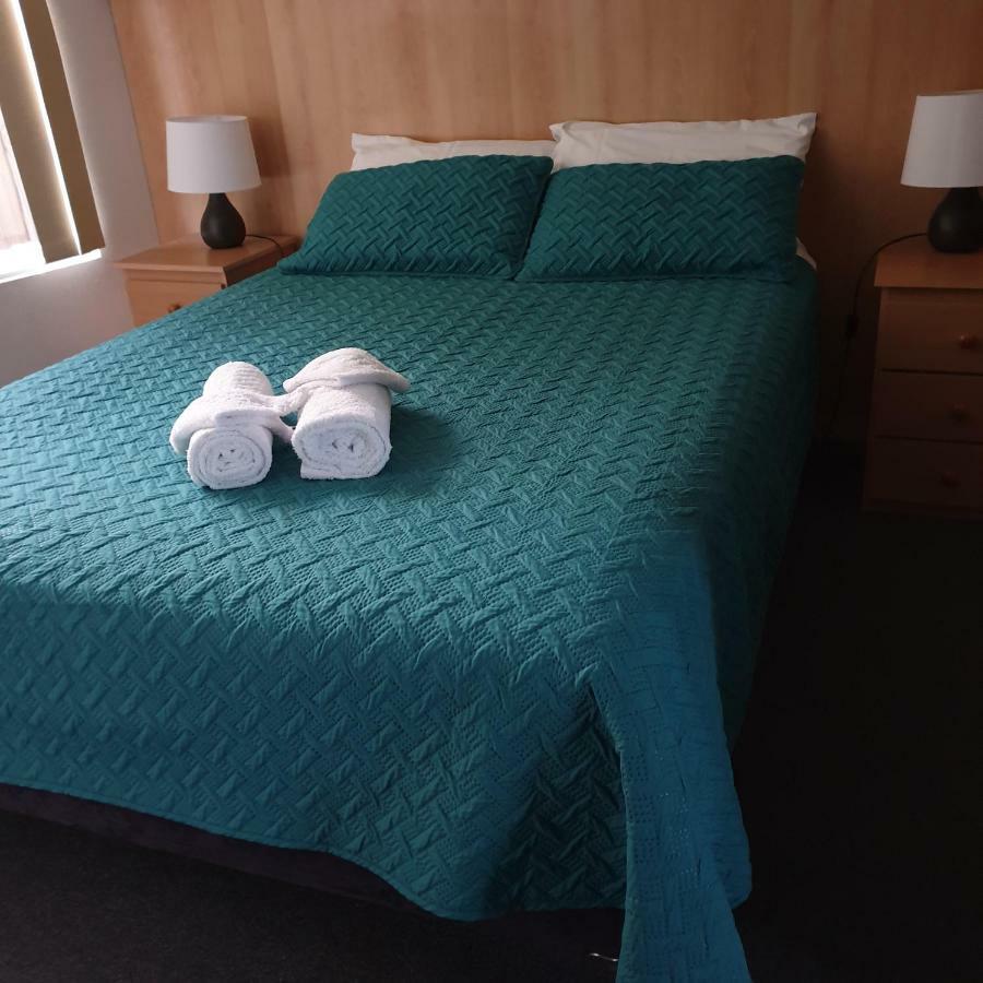 Bamboo Motor Inn Лейкс Ентранс Екстериор снимка